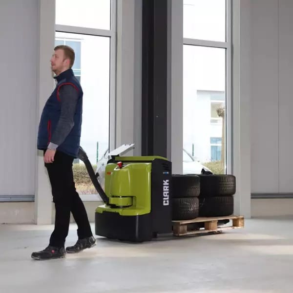 CLARK WEP20 elektromos raklapemelő munk közben